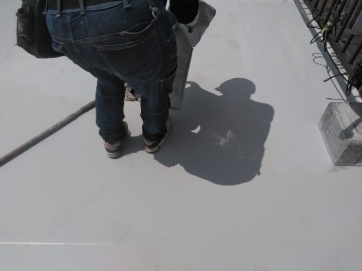 屋上陸屋根　防水ウレタン塗布（２回目）